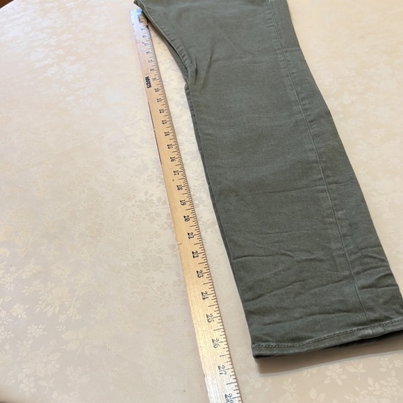 Rock and Republic Mid Rise Jeans. Olive. Size 10 - Picture 4 of 6